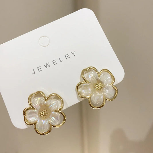 🌸 Cute White Flower Earrings